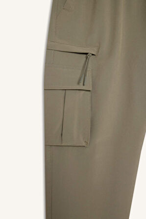 DeFactoFit Sporcu Jogger Eşofman Altı Slim Fit Dar Kesim Dokuma Kargo Cepli Standart Paça D3884AX24WNKH465