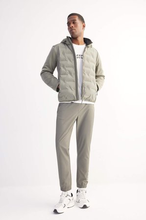 DeFacto Slim Fit Dar Kesim Kapüşonlu Rüzgar Geçirmez Fermuarlı Cepli Mevsimlik Mont B2301AX25SPKH457