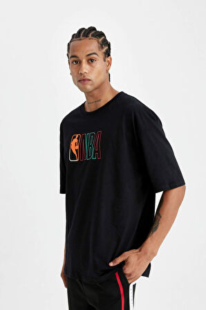 DeFactoFit NBA Wordmark Oversize Geniş Kalıp Bisiklet Yaka Sırt Baskılı Pamuklu Kısa Kollu Tişört A1890AX24AUBK81