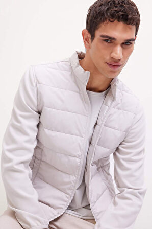 Slim Fit Dar Kesim Dik Yaka Lastikli ve Fermuarlı Su Geçirmez Mont