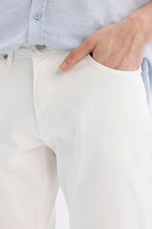 DeFacto Pedro Slim Fit Dar Kalıp Normal Bel Dar Paça Beyaz Jean Pantolon D1977AX24SMWT34