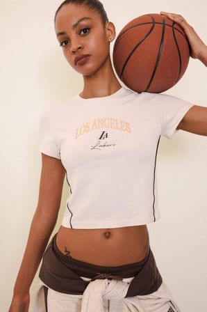 DeFacto NBA Los Angeles Lakers Slim Crop Fit Bisiklet Yaka Kısa Kollu Tişört D6122AX25SPER218