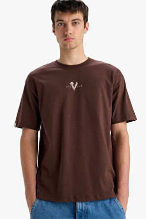 DeFacto %100 Pamuk Vikings Valhalla Comfort Regular Fit Rahat Kalıp Bisiklet Yaka Sırt Baskılı Kısa Kollu Tişört B5533AX25SPBN497