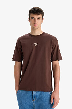 DeFacto %100 Pamuk Vikings Valhalla Comfort Regular Fit Rahat Kalıp Bisiklet Yaka Sırt Baskılı Kısa Kollu Tişört B5533AX25SPBN497