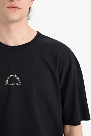 DeFacto %100 Pamuk Oversize Geniş Kalıp Bisiklet Yaka Sırt Baskılı Kısa Kollu Tişört B4651AX25SPBK81