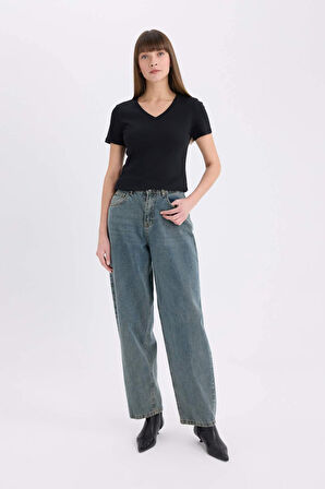 DeFacto Slim Fit Dar Kesim V Yaka Basic Düz Ribana Kısa Kollu Tişört I1080AZ25SPBK81