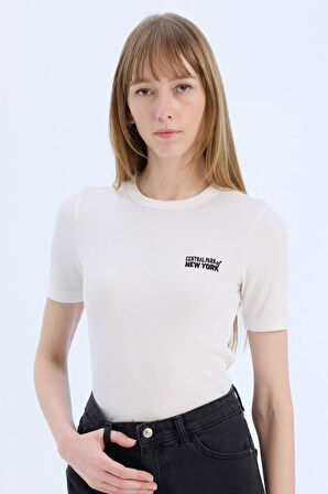 DeFacto Slim Fit Dar Kesim Bisiklet Yaka Baskılı Fitilli Kaşkorse Kısa Kollu Tişört E5068AX25SPER105