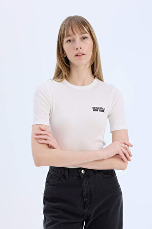 DeFacto Slim Fit Dar Kesim Bisiklet Yaka Baskılı Fitilli Kaşkorse Kısa Kollu Tişört E5068AX25SPER105