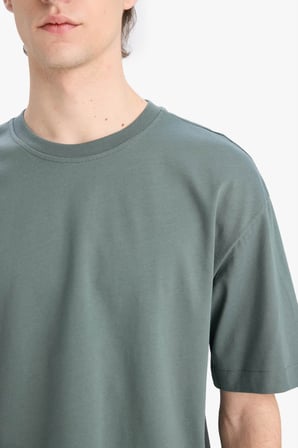DeFacto %100 Pamuk Oversize Geniş Kalıp Bisiklet Yaka Basic Düz Kısa Kollu Tişört E6885AXNSGN463