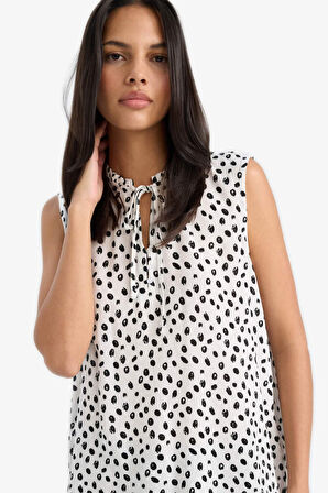 Regular Fit Puantiyeli Krinkıl Kumaş Kolsuz Bluz