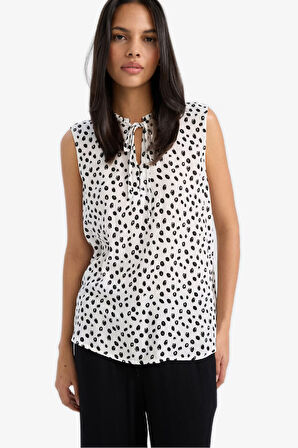 Regular Fit Puantiyeli Krinkıl Kumaş Kolsuz Bluz