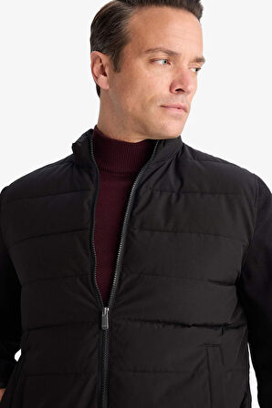 Slim Fit Dar Kesim Dik Yaka Lastikli ve Fermuarlı Su Geçirmez Mont