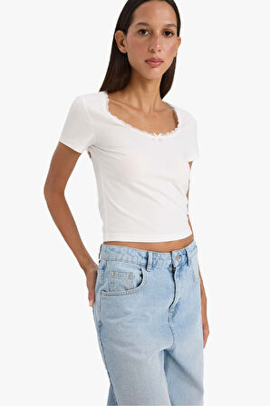 DeFacto Fitted Dantel Yaka Kısa Kollu Beyaz Tişört E9915AX25SMWT32