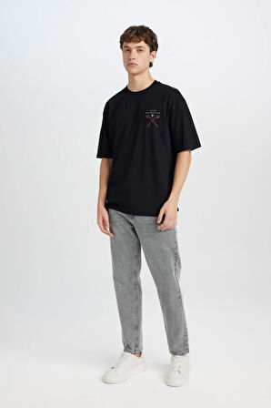 DeFacto %100 Pamuk Vikings Valhalla Boxy Fit Rahat Kalıp Bisiklet Yaka Sırt Baskılı Kısa Kollu Tişört B8091AX25SPBK81