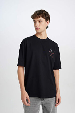 DeFacto %100 Pamuk Vikings Valhalla Boxy Fit Rahat Kalıp Bisiklet Yaka Sırt Baskılı Kısa Kollu Tişört B8091AX25SPBK81