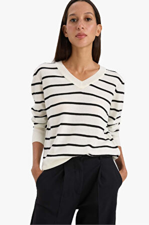 Relax Fit V Yaka Çizgili Triko Kazak