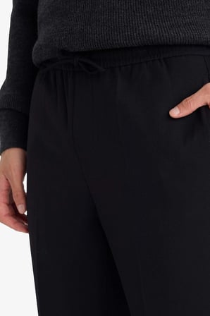 Defacto A9943AXBK27 Siyah Beli Bağcıklı Lastikli Cepli Jogger Fit Her Yöne Esneyen Yumuşak Tuşe Pantolon