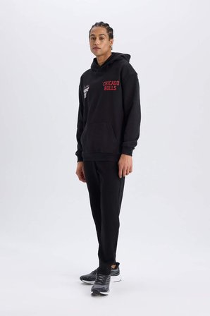 DeFacto NBA Chicago Bulls Boxy Fit Kapüşonlu Sırt Baskıllı Kalın Sweatshirt D6574AX25SPBK81
