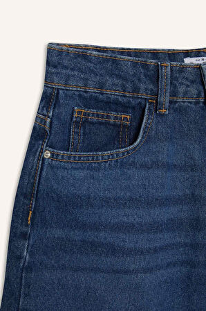 DeFacto Mom Fit Yüksek Bel Paçası Katlamalı Fit Jean Şort E0924AX25SMNM34