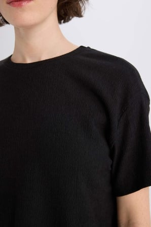 DeFacto Relax Fıt Bisiklet Yaka Kırışık Dokulu Kısa Kollu Tişört C3843AX25SPBK81