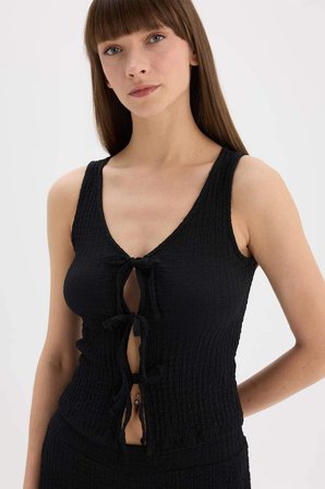 DeFacto Slim Fit Dar Kesim V Yaka Önden Bağlamalı Bürümcük Kolsuz Bluz D3568AX25SPBK81