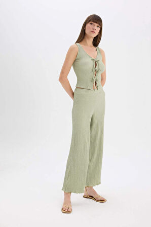 DeFacto Slim Fit Dar Kesim V Yaka Önden Bağlamalı Bürümcük Kolsuz Bluz D3568AX25SPGN1105