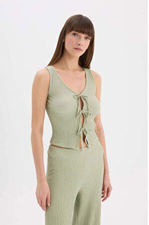 DeFacto Slim Fit Dar Kesim V Yaka Önden Bağlamalı Bürümcük Kolsuz Bluz D3568AX25SPGN1105