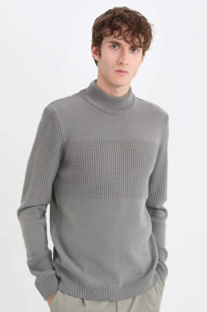 Standart Fit Yarım Balıkçı Yaka Triko Kazak