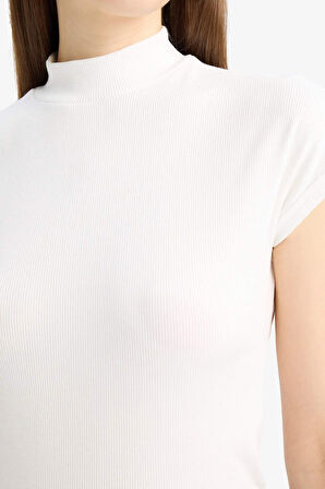 DeFacto Slim Fit Dar Kesim Yarım Balıkçı Yaka Basic Düz Fitilli Kaşkorse Kısa Kollu Tişört F0365AX25SPER105