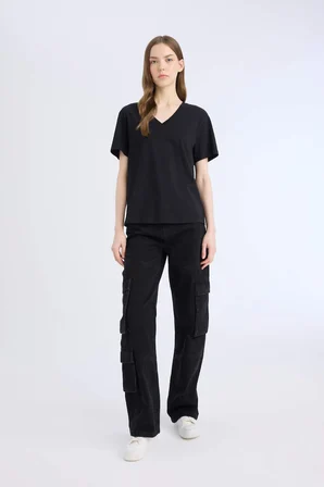 DeFacto Regular Fit V Yaka Basic Düz Kısa Kollu Tişört D9593AX25SMBK81