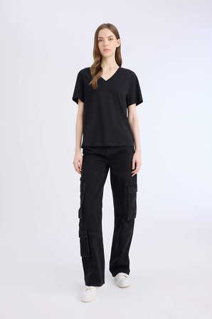 DeFacto Regular Fit V Yaka Basic Düz Kısa Kollu Tişört D9593AX25SMBK81