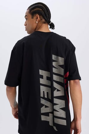 DeFactoFit NBA Miami Heat Oversize Geniş Kalıp Bisiklet Yaka Sırt Baskılı Kısa Kollu Tişört E0067AX25SPBK81
