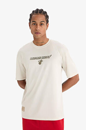 DeFactoFit NBA Miami Heat Boxy Fit Bisiklet Yaka Sırt Baskılı Kısa Kollu Tişört E0359AX25SPBG662