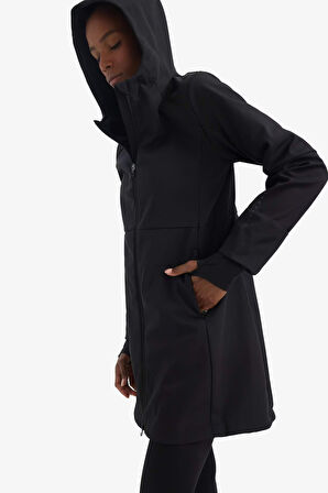 Defactofit Su Geçirmez Softshell Slim Fit Dar Kesim Kapüşonlu Fermuarlı Cepli Parka