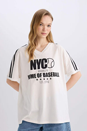 Oversize Geniş Kalıp V Yaka Baskılı Kısa Kollu Tişört