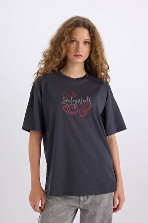 DeFacto SmileyWorld Oversize Geniş Kalıp Bisiklet Yaka Sırt Baskılı Kısa Kollu Tişört D9139AX25SMAR191