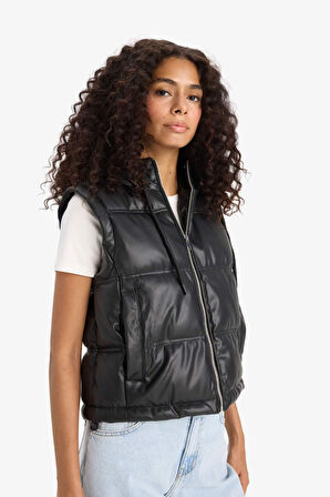 Regular Fit Kapüşonlu Suni Deri Yelek