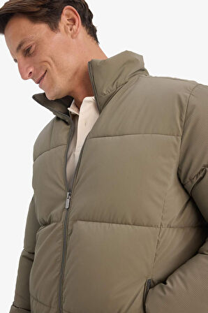 Regular Fit Dik Yaka Fermuarlı Su Geçirmez Mont