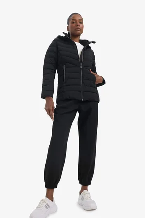 DeFacto Su İtici Regular Fit Kapüşonlu Fermuarlı Cepli Şişme Mont E9253AX25AUBK81