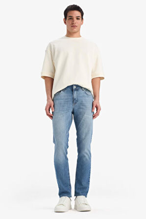 DeFacto Pedro Slim Fit Dar Kalıp Normal Bel Dar Paça Jean Pantolon E9305AX25SPNM28