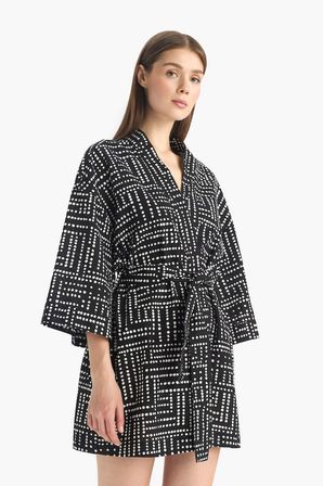 DeFacto %100 Pamuk Regular Fıt Desenli Kuşaklı Kimono D0453AX25SPBK27