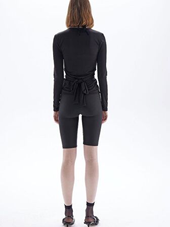 Önü Burgu Detaylı Bluz-Siyah