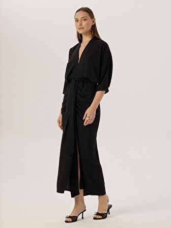 Eteği Süs Düğmeli ve Büzgülü Yırtmaçlı Elbise - Siyah