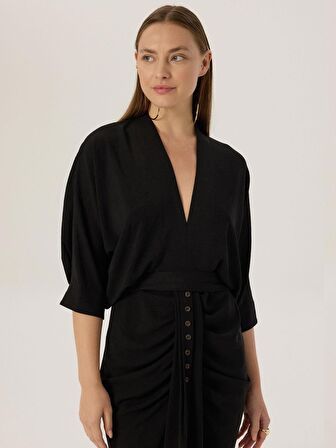 Eteği Süs Düğmeli ve Büzgülü Yırtmaçlı Elbise - Siyah