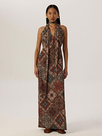 Önü Dekolteli Boyundan Askılı Uzun Elbise - Bohemian Desenli