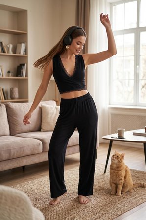 Lela Yumuşak Dokulu Sırtı Bağlamalı Dantelli Crop Pijama Takımı Bayan PİJAMA TAKIMI 6575015 SİYAH