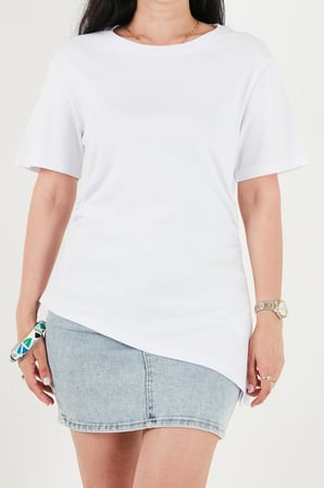Lela Pamuklu Yanı Büzgülü Asimetrik Kesim Bisiklet Yaka T Shirt Bayan T SHİRT 5867017 BEYAZ