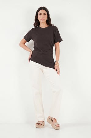 Lela Pamuklu Yanı Büzgülü Asimetrik Kesim Bisiklet Yaka T Shirt Bayan T SHİRT 5867017 KAHVE