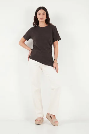 Lela Pamuklu Yanı Büzgülü Asimetrik Kesim Bisiklet Yaka T Shirt Bayan T SHİRT 5867017 KAHVE