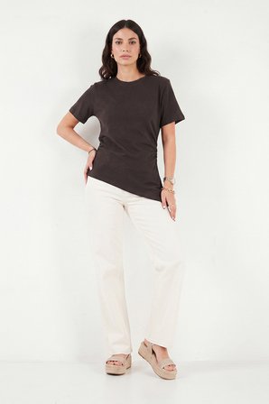 Lela Pamuklu Yanı Büzgülü Asimetrik Kesim Bisiklet Yaka T Shirt Bayan T SHİRT 5867017 KAHVE
